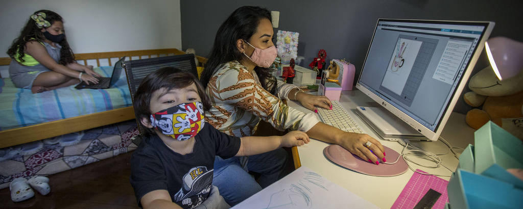 Com as escolas fechadas, Ana Carolina Tinen Ueda teve que reduzir a produção de seu ateliê para cuidar dos dois filhos, que passaram a ter aulas online.